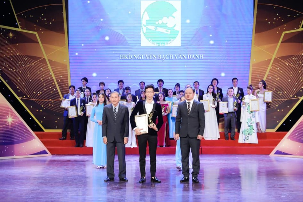 Doanh Nhân Nguyễn Bạch Văn Danh trên bục nhận giải thưởng thương hiệu xuất sắc Châu Á Thái Bình Dương - Thuốc Lá Xanh
