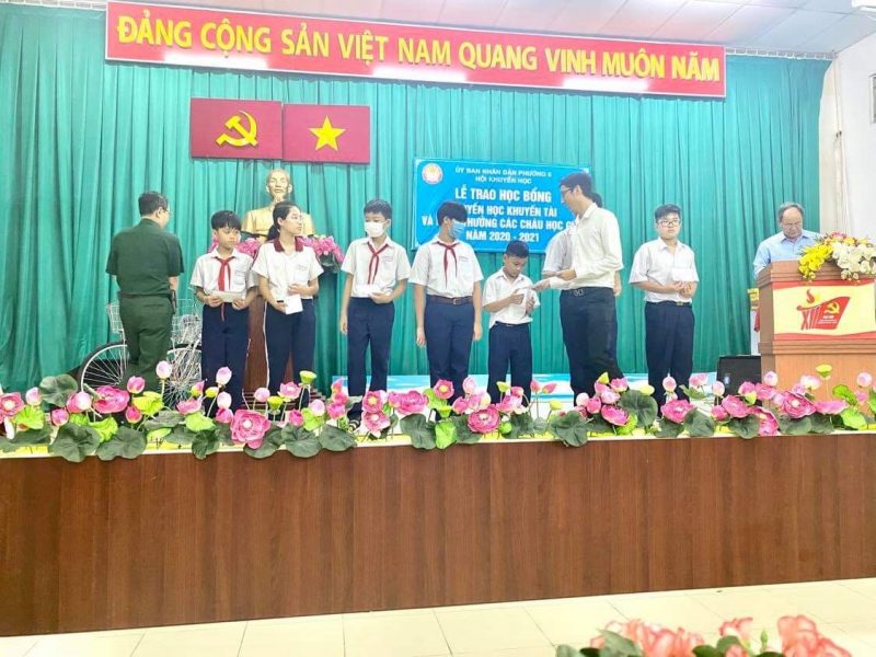 CEO Nguyễn Bạch Văn Danh tự tay trao học bổng cho các em học sinh tại Phường 5 Quận 8 TP.Hồ Chí Minh - Thuốc Lá Xanh