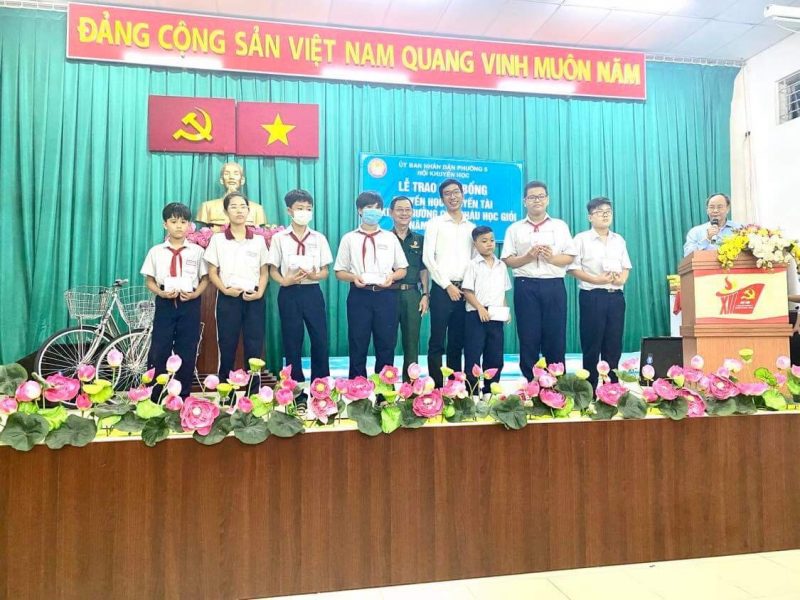 CEO Nguyễn Bạch Văn Danh cùng các em học sinh tại Phường 5 Quận 8 TP.Hồ Chí Minh - Thuốc Lá Xanh